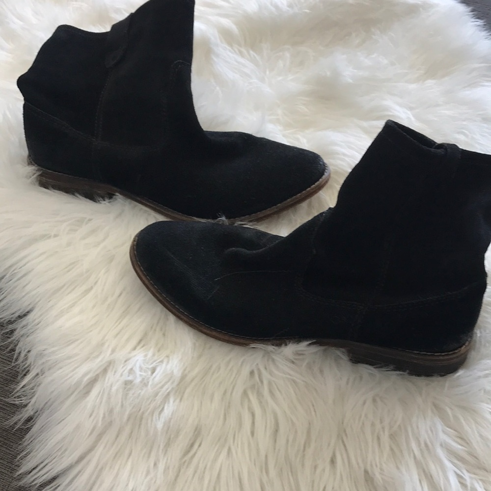 Women’s size 8 slouching black leather bootie